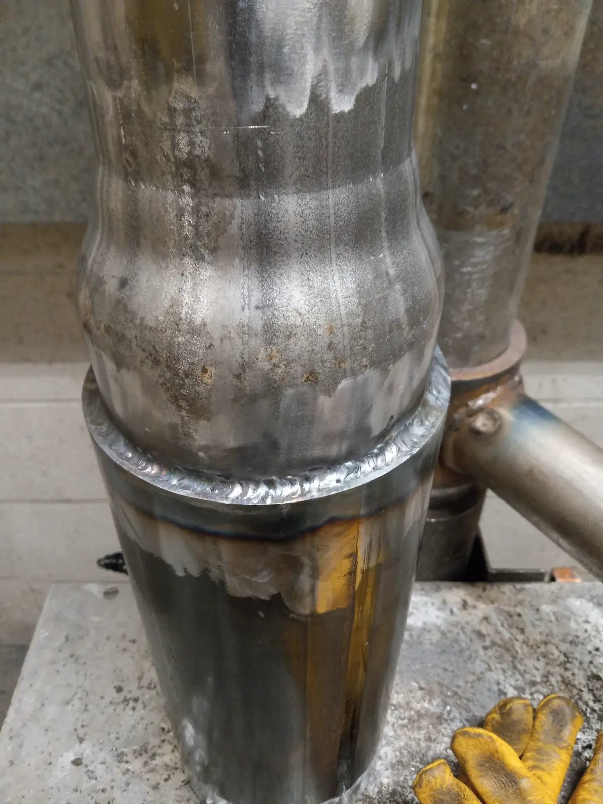 Reducer welded to pipe